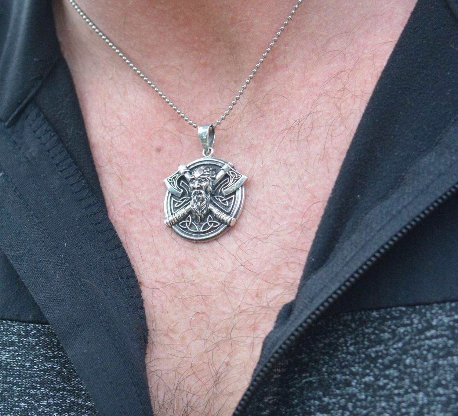 Zawieszka Wiking srebro DIA-ZAW-12985-925 – nordycki wojownik z toporami – celtycki amulet.jpg