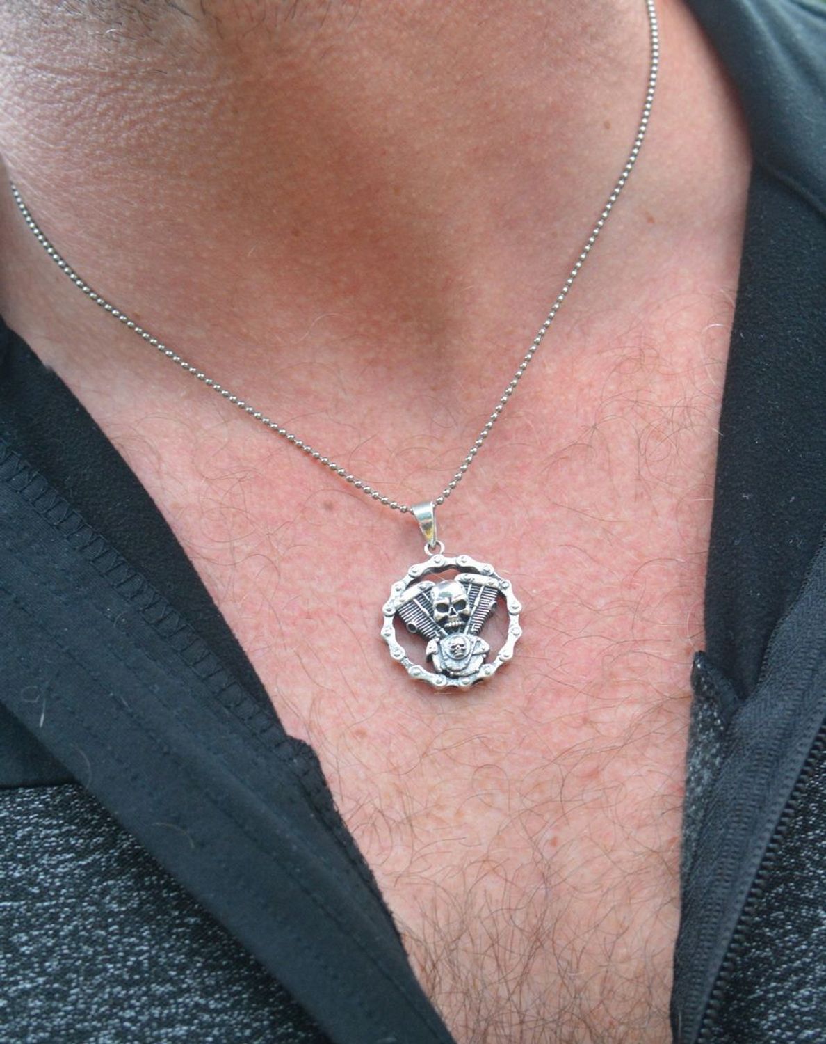 Zawieszka motocyklowa DIA-ZAW-12987-925 Czaszka Silnik V-Twin – stal nierdzewna biker gothic.jpg