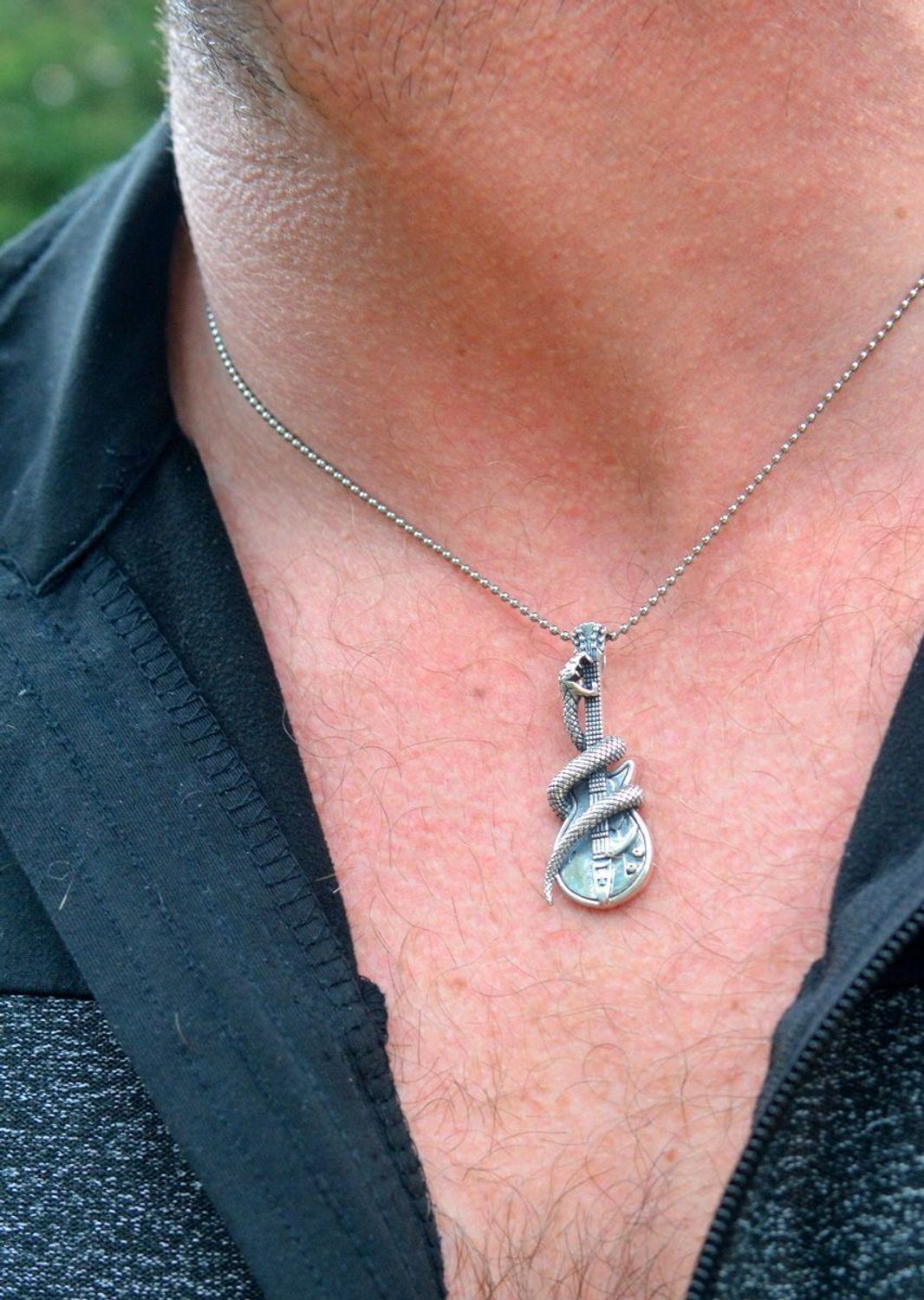 Srebrna zawieszka gitara z wężem DIA-ZAW-12989-925  Męska biżuteria rockowa – Srebro 925.jpg