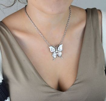 Srebrna zawieszka damska w kształcie motyla z opalem. Biżuteria z motywem natury wykonana ze srebra próby 925. Idealna na prezent lub do codziennej stylizacji (2).JPG