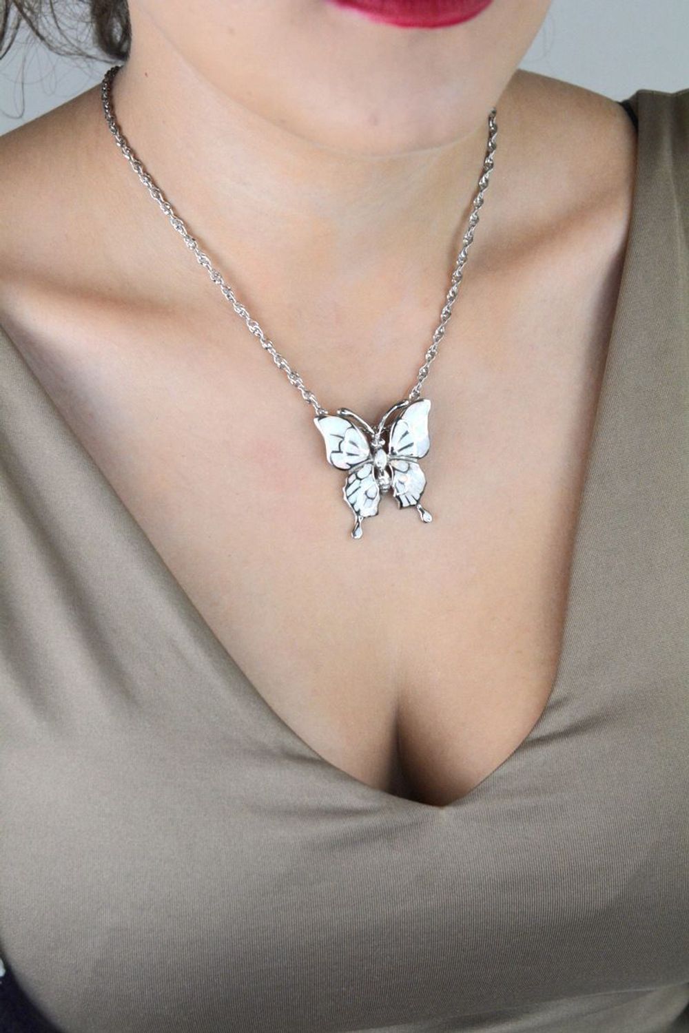 Srebrna zawieszka motyl z opalem 925 – elegancka biżuteria damska.jpg