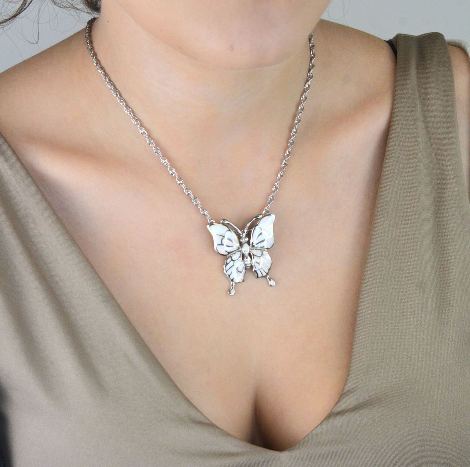 Srebrna zawieszka motyl z opalem 925 – elegancka biżuteria damska.jpg