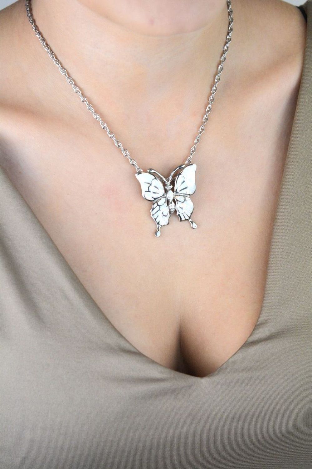 Srebrna zawieszka motyl z opalem 925 – elegancka biżuteria damska.jpg