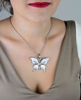 Efektowna srebrna zawieszka damska w kształcie motyla z opalem. Duży format, srebro próby 925, wyjątkowy motyw natury. Idealna na prezent i do eleganckich stylizacji (2).JPG