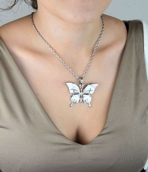 Efektowna srebrna zawieszka damska w kształcie motyla z opalem. Duży format, srebro próby 925, wyjątkowy motyw natury. Idealna na prezent i do eleganckich stylizacji (3).JPG