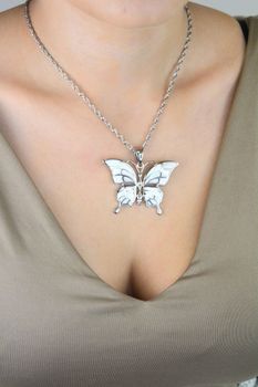 Efektowna srebrna zawieszka damska w kształcie motyla z opalem. Duży format, srebro próby 925, wyjątkowy motyw natury. Idealna na prezent i do eleganckich stylizacji (4).JPG