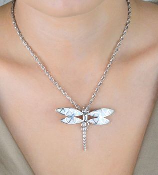 Piękna srebrna zawieszka w kształcie ważki, ozdobiona opalem na skrzydłach. Wykonana z najwyższej jakości srebra próby 925, o wymiarach 4,2 cm x 5,7 cm (4).JPG