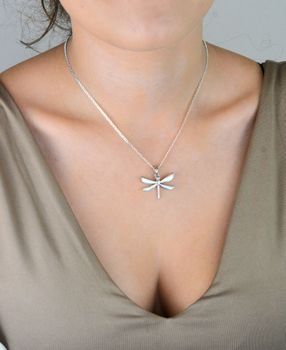 Delikatna srebrna zawieszka w kształcie ważki z opalem na skrzydłach. Wykonana ze srebra 925, symbol lekkości i natury. Idealna na prezent lub do codziennej stylizacji (2).JPG