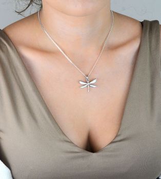 Delikatna srebrna zawieszka w kształcie ważki z opalem na skrzydłach. Wykonana ze srebra 925, symbol lekkości i natury. Idealna na prezent lub do codziennej stylizacji (4).JPG