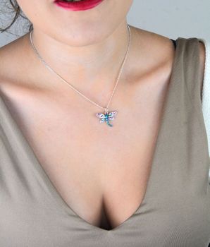Srebrna zawieszka w kształcie ważki z kolorowym wzorem DIA-ZAW-13005-925. Symbol wolności i lekkości. Wykonana ze srebra próby 925. Idealna na prezent dla kobiety (3).JPG
