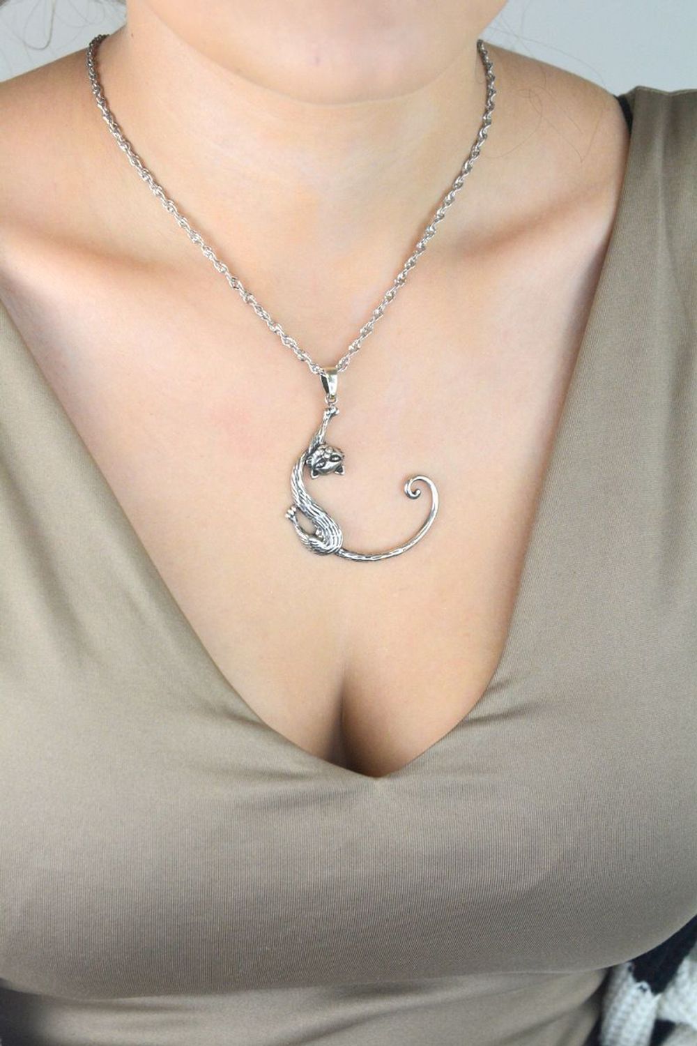 Srebrna zawieszka kot przeciągający się DIA-ZAW-13006-925 Duża zawieszka – Srebro 925.jpg