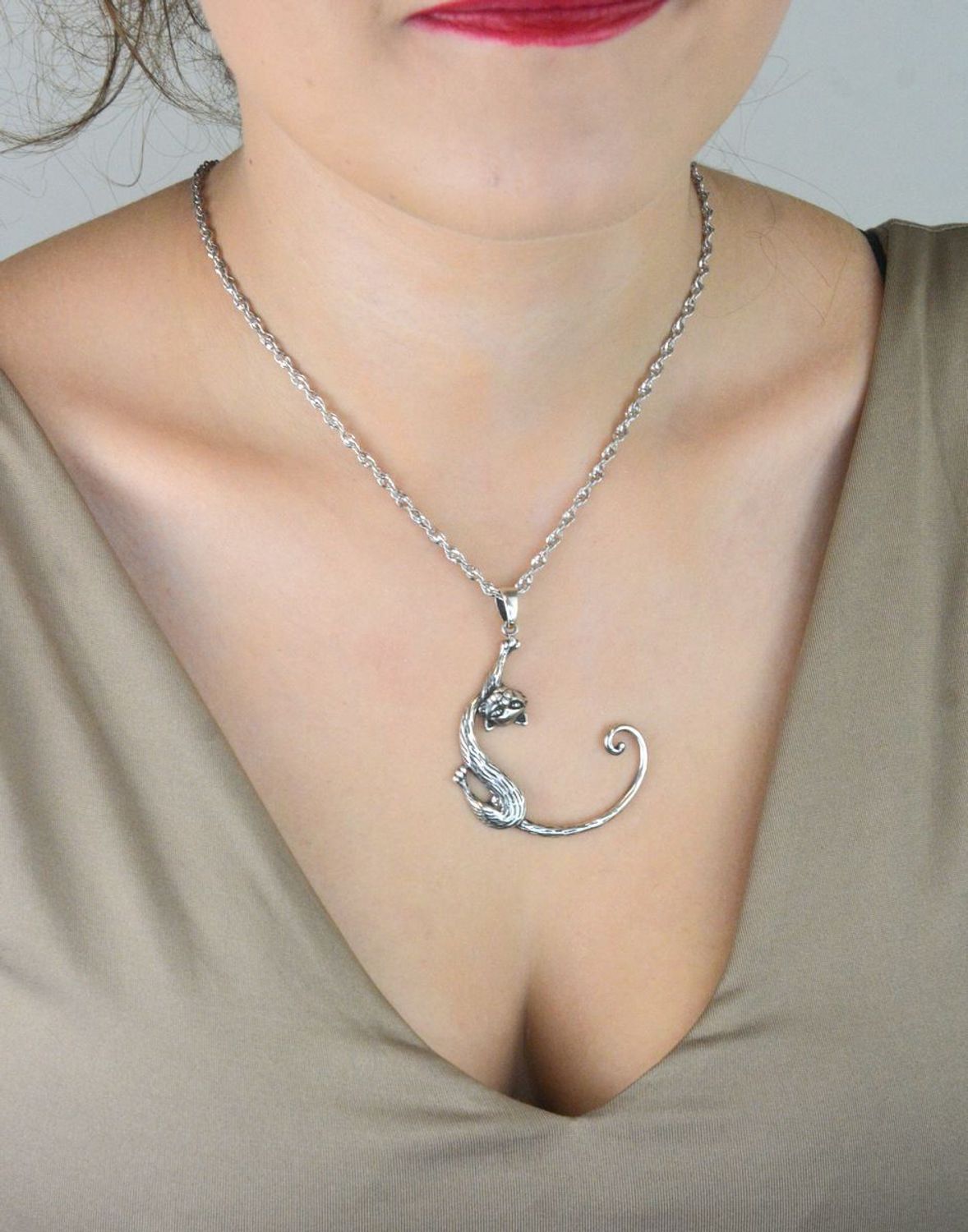 Srebrna zawieszka kot przeciągający się DIA-ZAW-13006-925 Duża zawieszka – Srebro 925.jpg