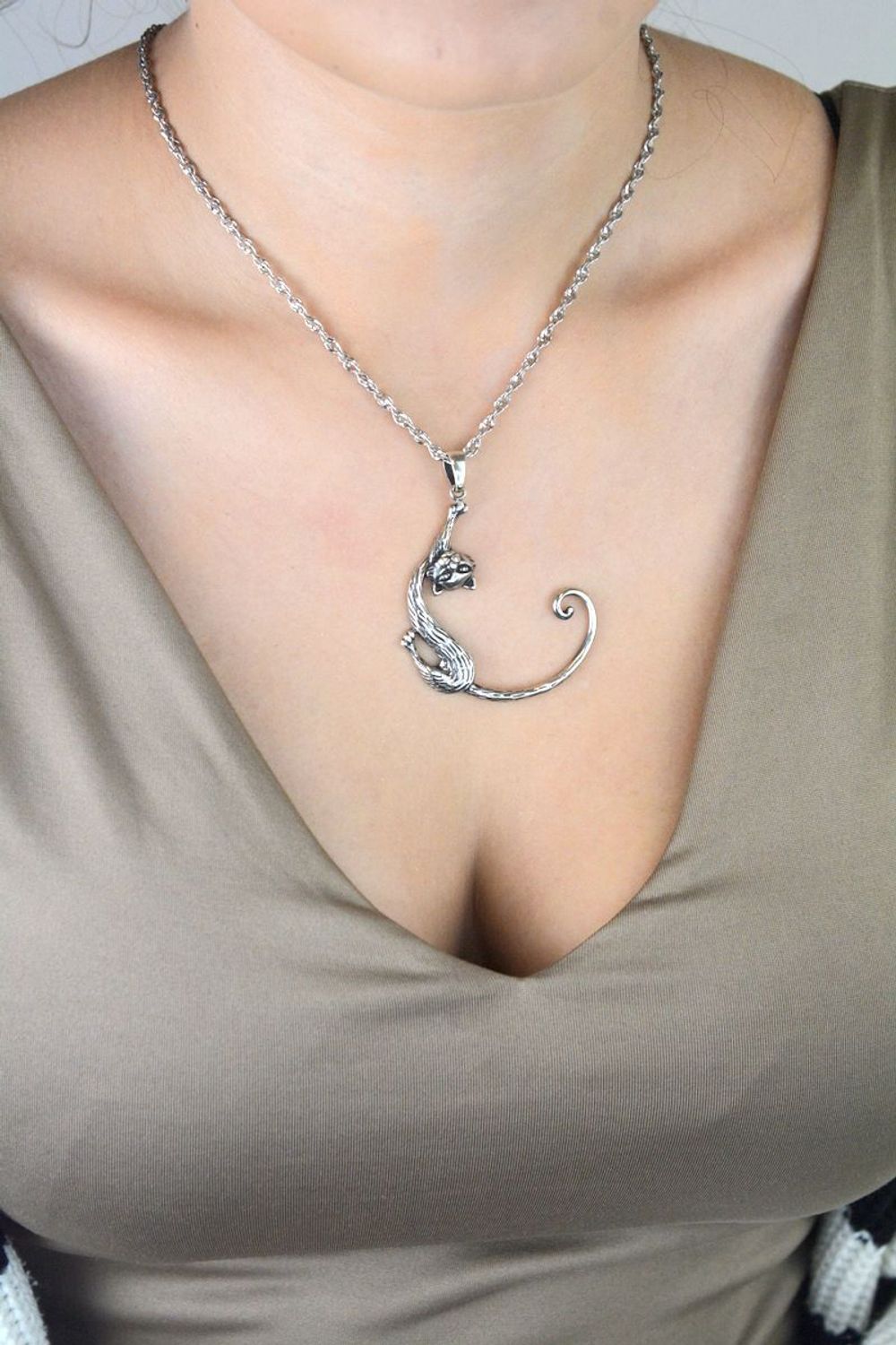 Srebrna zawieszka kot przeciągający się DIA-ZAW-13006-925 Duża zawieszka – Srebro 925.jpg