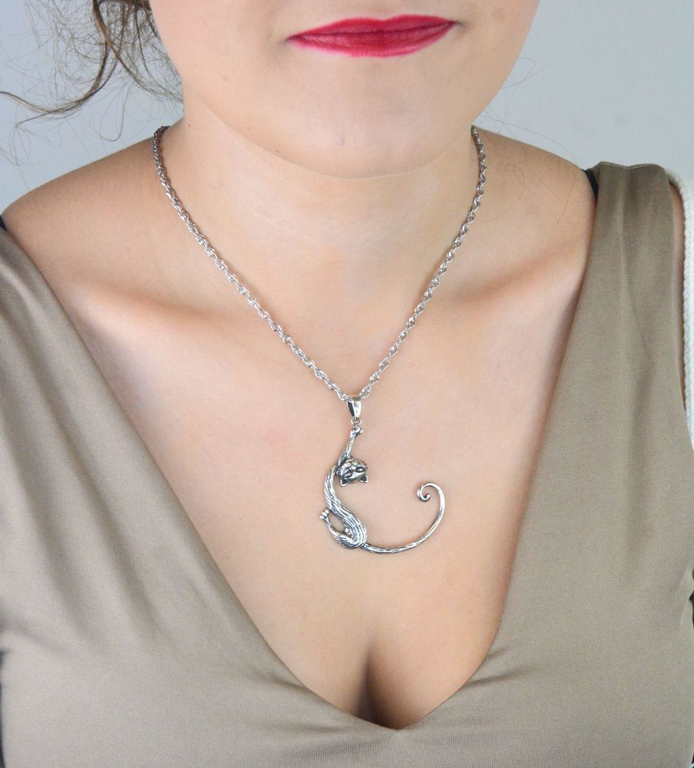 Srebrna zawieszka kot przeciągający się DIA-ZAW-13006-925 Duża zawieszka – Srebro 925.jpg