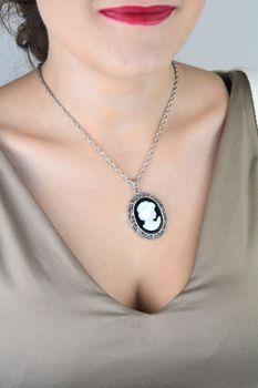 Efektowna srebrna zawieszka z motywem KAMEA – Pani Walewska. Onyks, masa perłowa, markazyty. Duży rozmiar i elegancja w jednym. Idealna na prezent lub wyjątkowe okazje (4).JPG