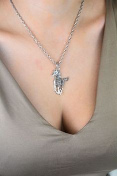 Zawieszka w kształcie konia ze srebra 925, ozdobiona markazytami. Idealna dla miłośników koni i jazdy konnej. Elegancka biżuteria z charakterem (1).JPG