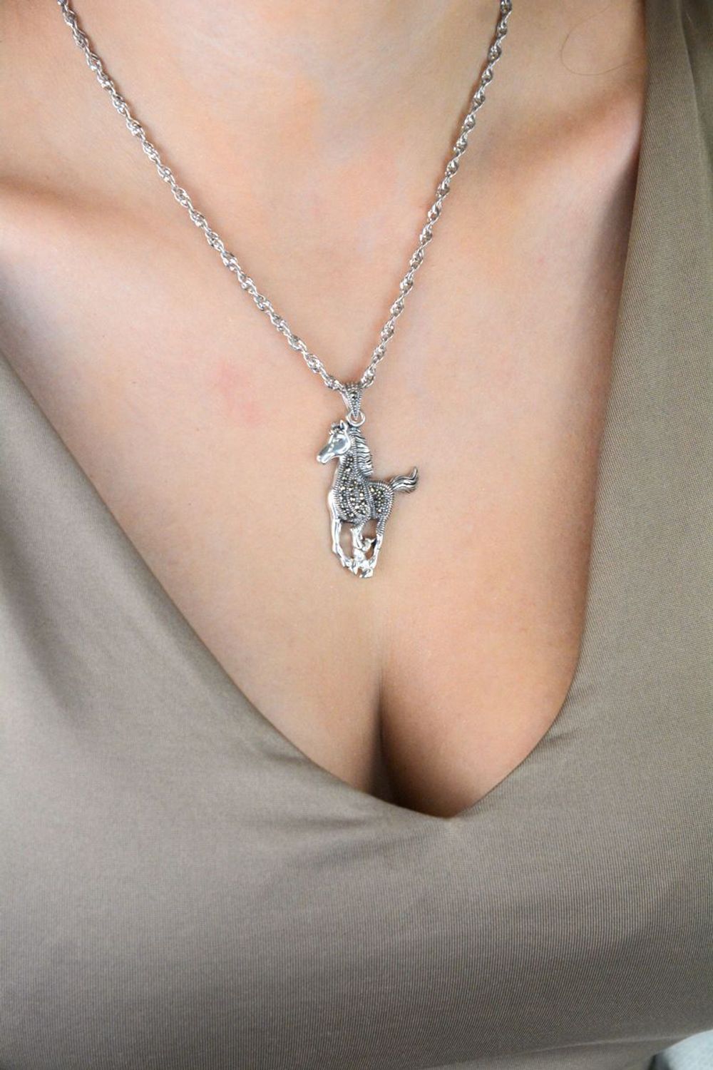 Srebrna zawieszka koń z markazytami DIA-ZAW-13018-925  Biżuteria jeździecka – Srebro 925.jpg