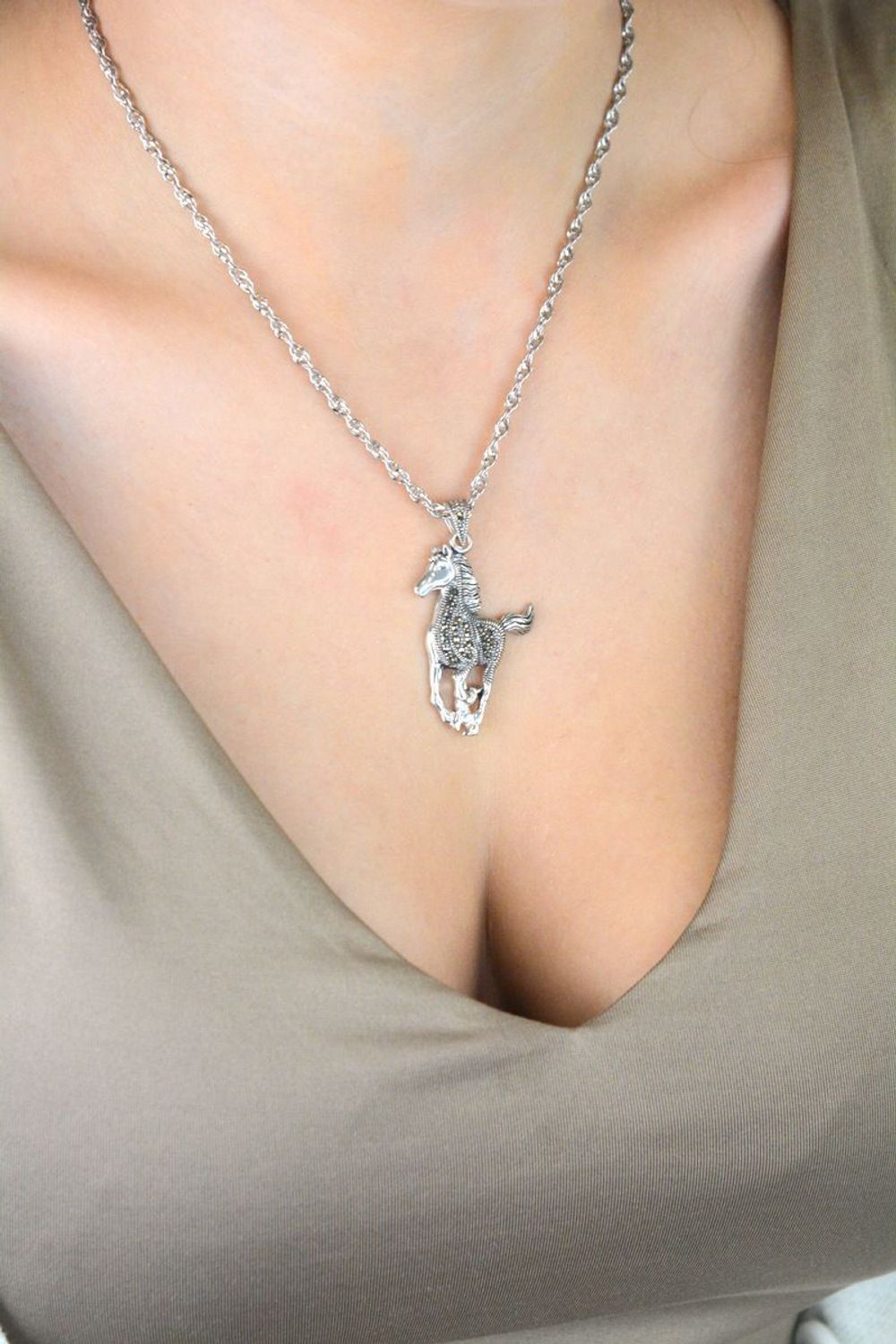 Srebrna zawieszka koń z markazytami DIA-ZAW-13018-925  Biżuteria jeździecka – Srebro 925.jpg