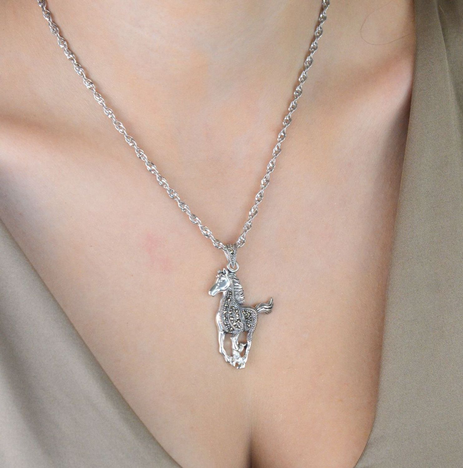 Srebrna zawieszka koń z markazytami DIA-ZAW-13018-925  Biżuteria jeździecka – Srebro 925.jpg