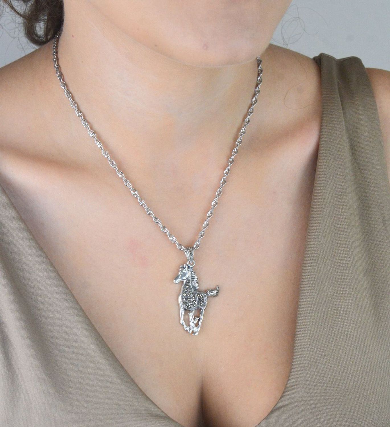 Srebrna zawieszka koń z markazytami DIA-ZAW-13018-925  Biżuteria jeździecka – Srebro 925.jpg