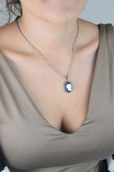 Srebrna zawieszka z motywem KAMEA – Pani Walewska. Onyks, masa perłowa, markazyty. Styl retro w eleganckim wydaniu. Biżuteria damska srebrna 925 (1).JPG