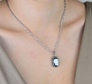 Srebrna zawieszka z motywem KAMEA – Pani Walewska. Onyks, masa perłowa, markazyty. Styl retro w eleganckim wydaniu. Biżuteria damska srebrna 925 (4).JPG