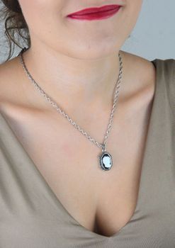 Srebrna zawieszka z motywem KAMEA – Pani Walewska. Onyks, masa perłowa, markazyty. Styl retro w eleganckim wydaniu. Biżuteria damska srebrna 925 (5).JPG