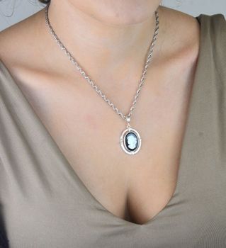 Elegancka srebrna zawieszka z motywem KAMEA – Pani Walewska. Onyx, masa perłowa, srebro próby 925. Klasyczny dodatek dla kobiet ceniących styl i elegancję. „Pani Walewska” (1).JPG