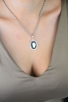 Elegancka srebrna zawieszka z motywem KAMEA – Pani Walewska. Onyx, masa perłowa, srebro próby 925. Klasyczny dodatek dla kobiet ceniących styl i elegancję. „Pani Walewska” (3).JPG