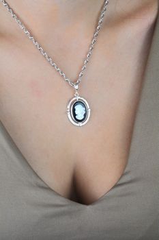 Elegancka srebrna zawieszka z motywem KAMEA – Pani Walewska. Onyx, masa perłowa, srebro próby 925. Klasyczny dodatek dla kobiet ceniących styl i elegancję. „Pani Walewska” (4).JPG