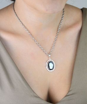 Elegancka srebrna zawieszka z motywem KAMEA – Pani Walewska. Onyx, masa perłowa, srebro próby 925. Klasyczny dodatek dla kobiet ceniących styl i elegancję. „Pani Walewska” (5).JPG