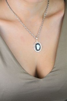 Elegancka srebrna zawieszka z motywem KAMEA – Pani Walewska. Onyx, masa perłowa, srebro próby 925. Klasyczny dodatek dla kobiet ceniących styl i elegancję. „Pani Walewska” (6).JPG