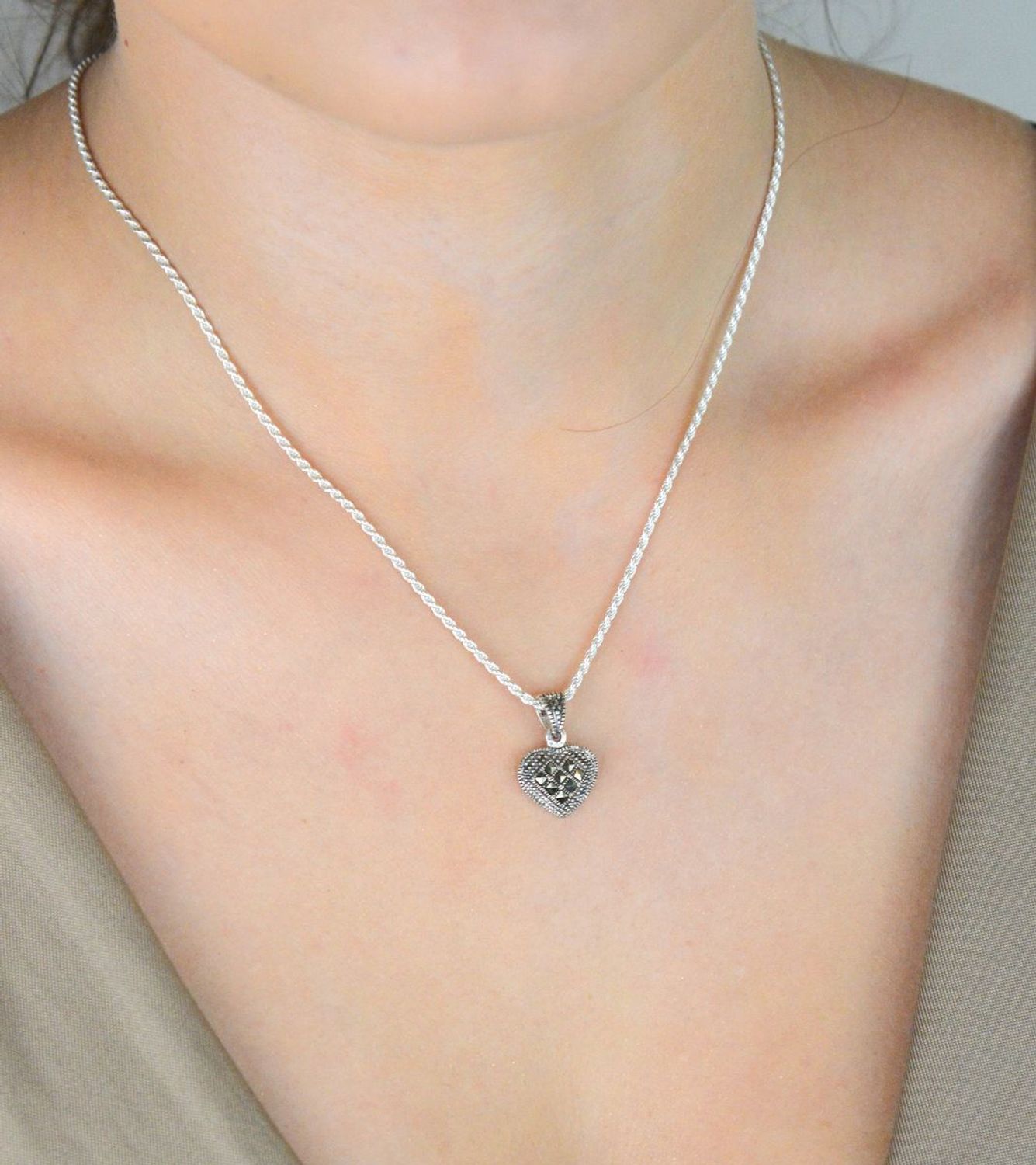 Srebrna zawieszka serduszko z markazytami DIA-ZAW-13022-925  Pełne serce – Srebro 925.jpg