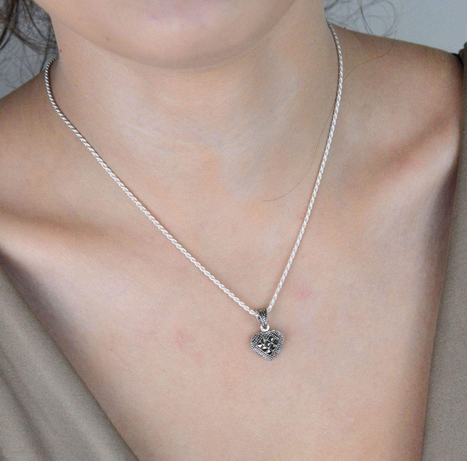 Srebrna zawieszka serduszko z markazytami DIA-ZAW-13022-925  Pełne serce – Srebro 925.jpg