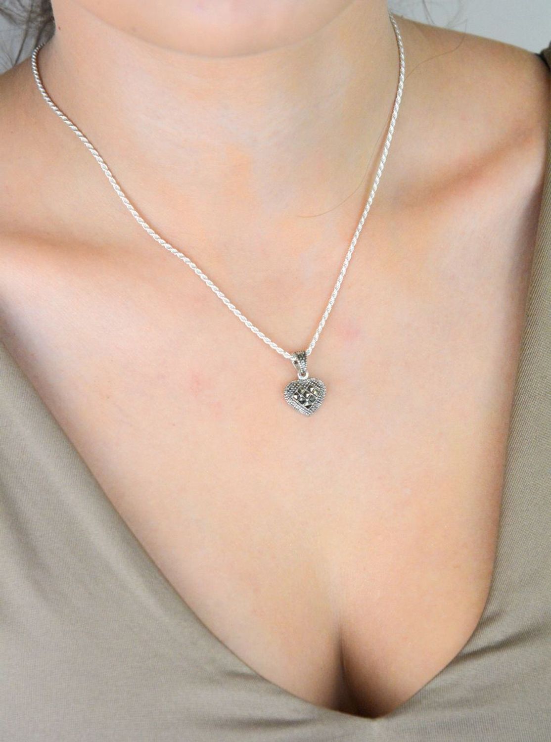 Srebrna zawieszka serduszko z markazytami DIA-ZAW-13022-925  Pełne serce – Srebro 925.jpg