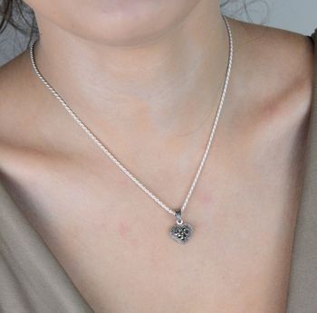 Elegancka srebrna zawieszka w kształcie pełnego serca, ozdobiona markazytami. Srebro 925. Idealna na prezent lub do codziennej stylizacji. Sprawdź! (2).JPG