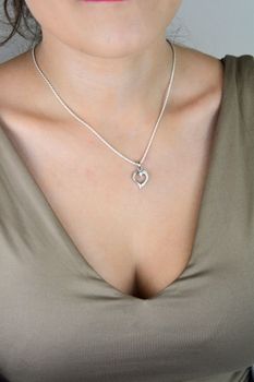 Romantyczna zawieszka w kształcie serca wykonana ze srebra próby 925 z ozdobnym opalem. Idealna na prezent dla ukochanej lub jako uzupełnienie Twojej kolekcji biżuterii. Wysyłka 24h! (1).JPG