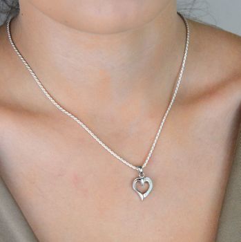 Romantyczna zawieszka w kształcie serca wykonana ze srebra próby 925 z ozdobnym opalem. Idealna na prezent dla ukochanej lub jako uzupełnienie Twojej kolekcji biżuterii. Wysyłka 24h! (3).JPG