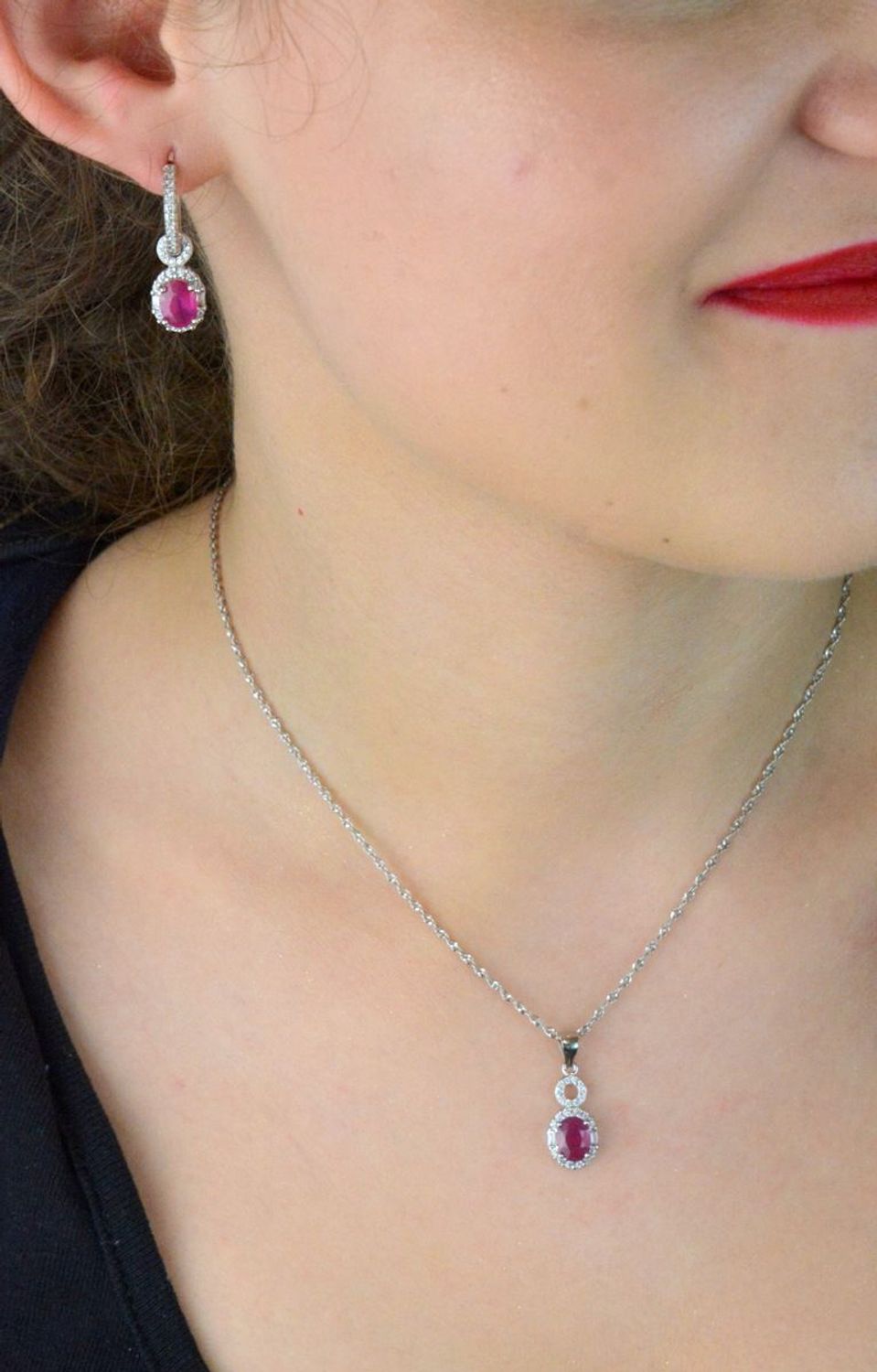 Zawieszka srebrna próby 925 z rubinem i cyrkoniami. Wymiary 2,3 cm x 9 mm, waga 1,65 g. Model DIA-ZAW-13075-925 – kobiecy styl z nutą klasyki i koloru.1.jpg