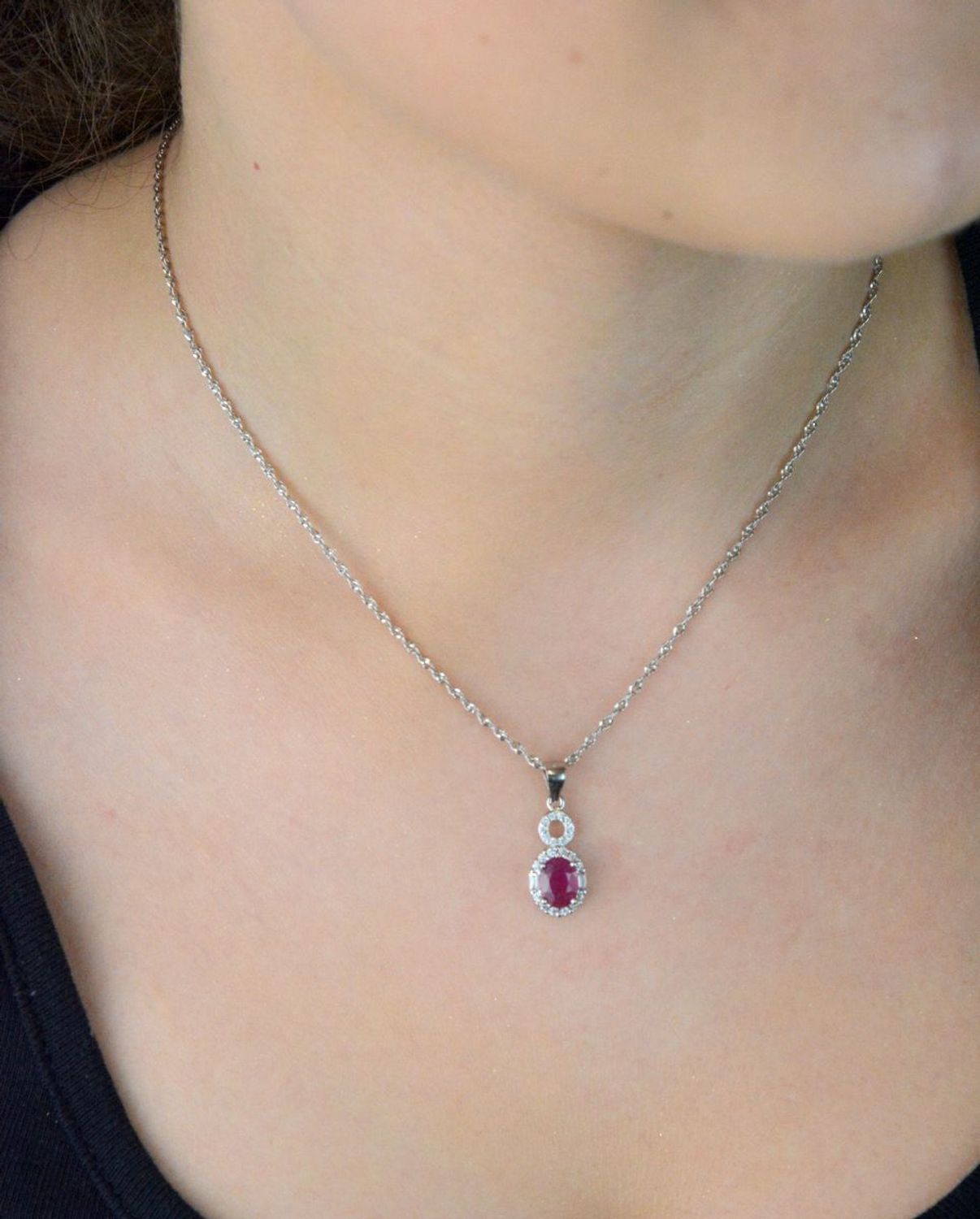 Zawieszka srebrna próby 925 z rubinem i cyrkoniami. Wymiary 2,3 cm x 9 mm, waga 1,65 g. Model DIA-ZAW-13075-925 – kobiecy styl z nutą klasyki i koloru.1.jpg