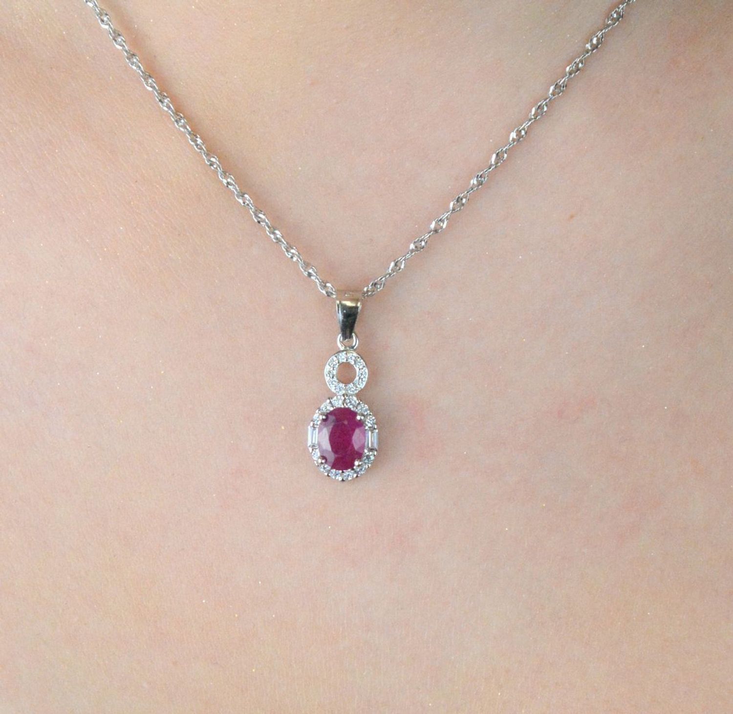 Zawieszka srebrna próby 925 z rubinem i cyrkoniami. Wymiary 2,3 cm x 9 mm, waga 1,65 g. Model DIA-ZAW-13075-925 – kobiecy styl z nutą klasyki i koloru.1.jpg