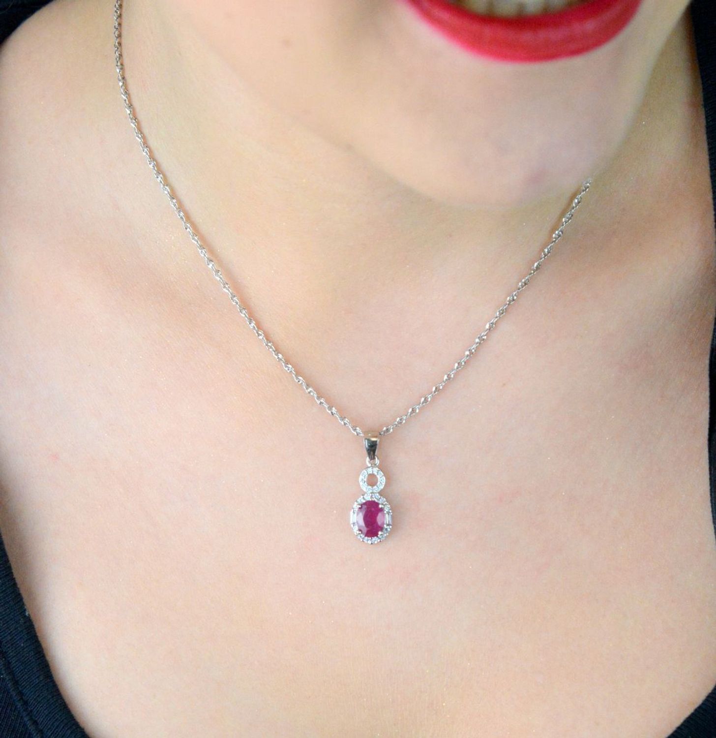 Zawieszka srebrna próby 925 z rubinem i cyrkoniami. Wymiary 2,3 cm x 9 mm, waga 1,65 g. Model DIA-ZAW-13075-925 – kobiecy styl z nutą klasyki i koloru.1.jpg