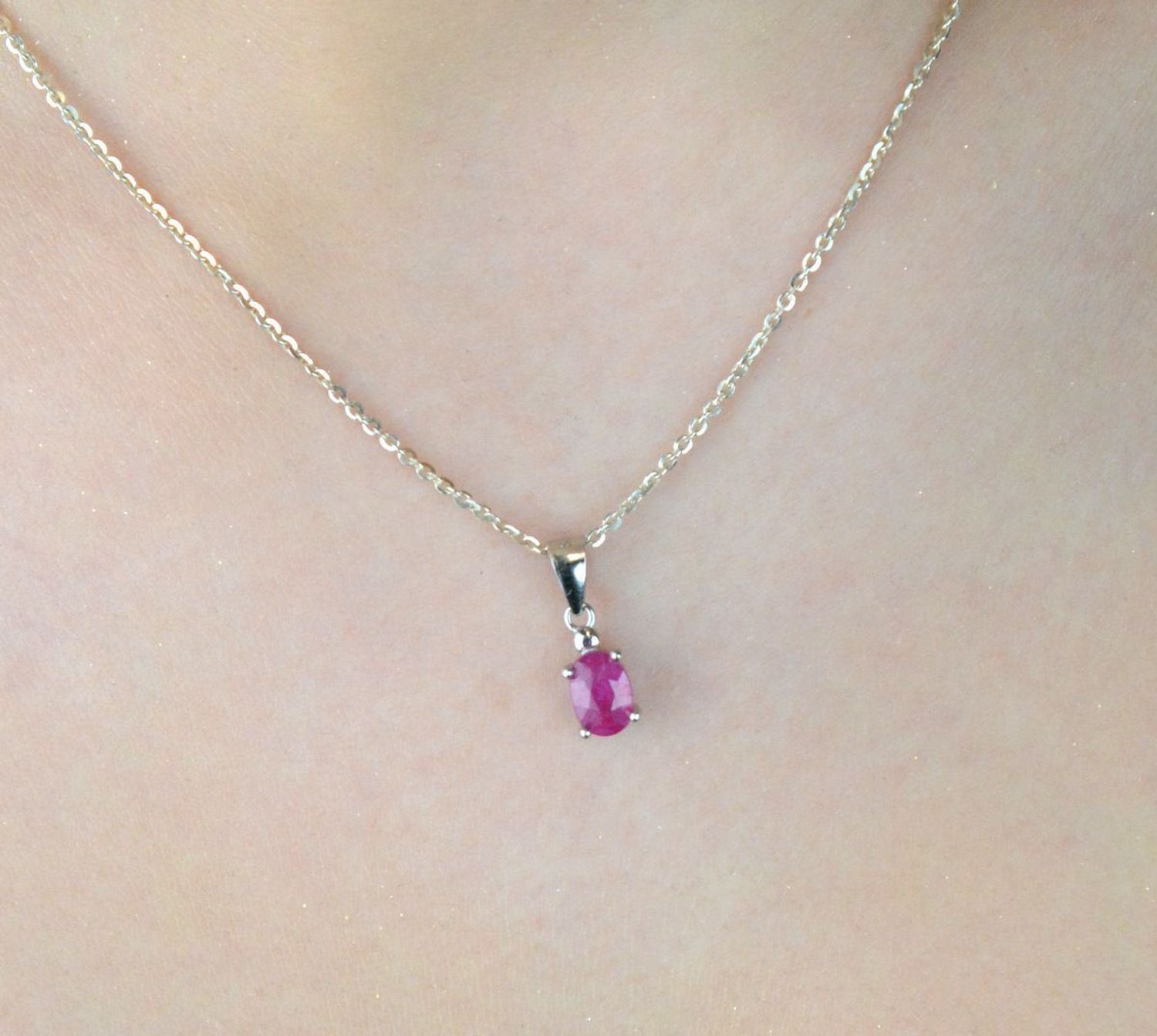 Zawieszka srebrna próby 925 z owalnym rubinem – model DIA-ZAW-13076-925. Subtelna i elegancka, idealna na co dzień lub jako prezent dla wyjątkowej kobiety.1.jpg