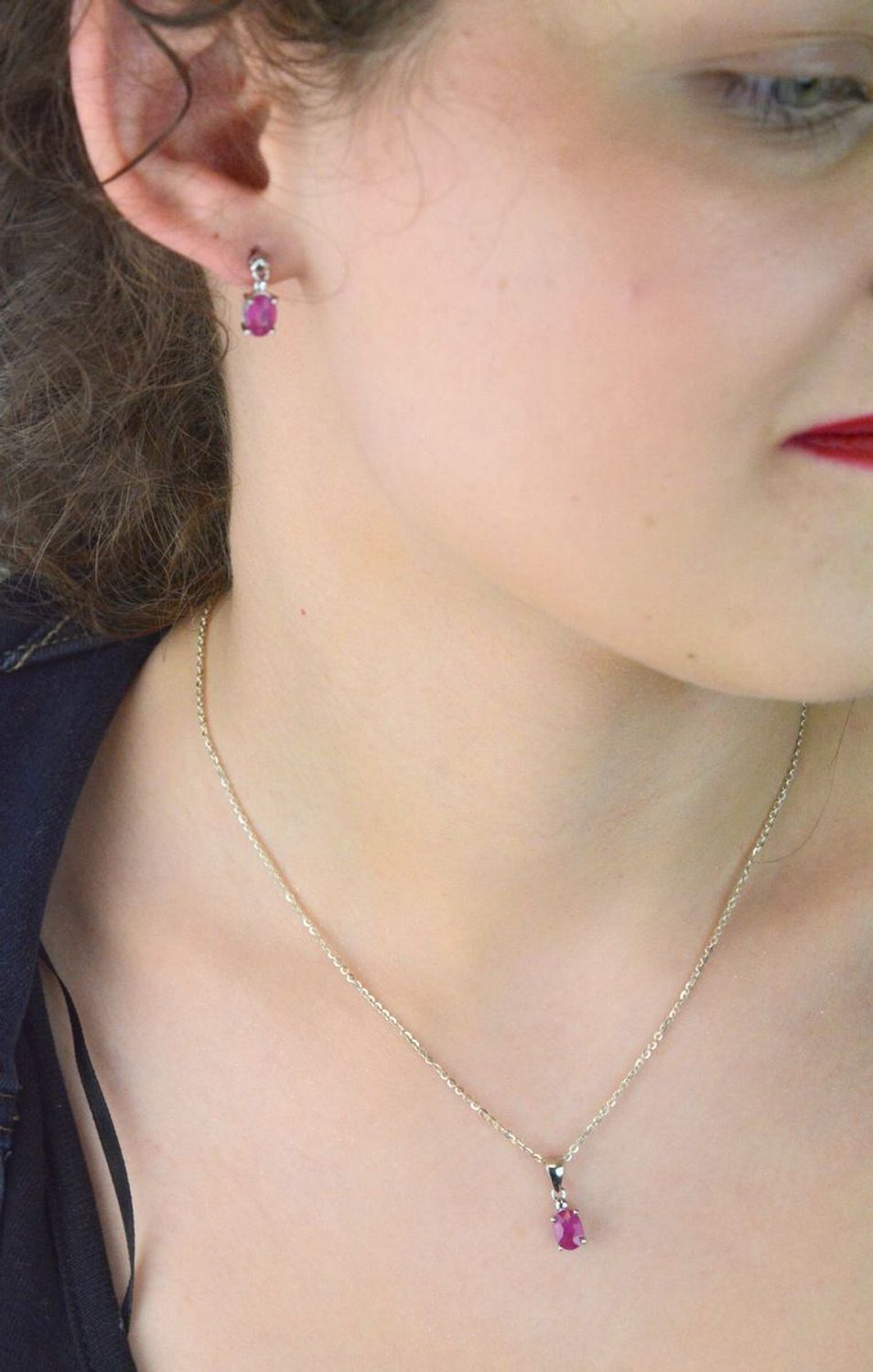 Zawieszka srebrna próby 925 z owalnym rubinem – model DIA-ZAW-13076-925. Subtelna i elegancka, idealna na co dzień lub jako prezent dla wyjątkowej kobiety.1.jpg