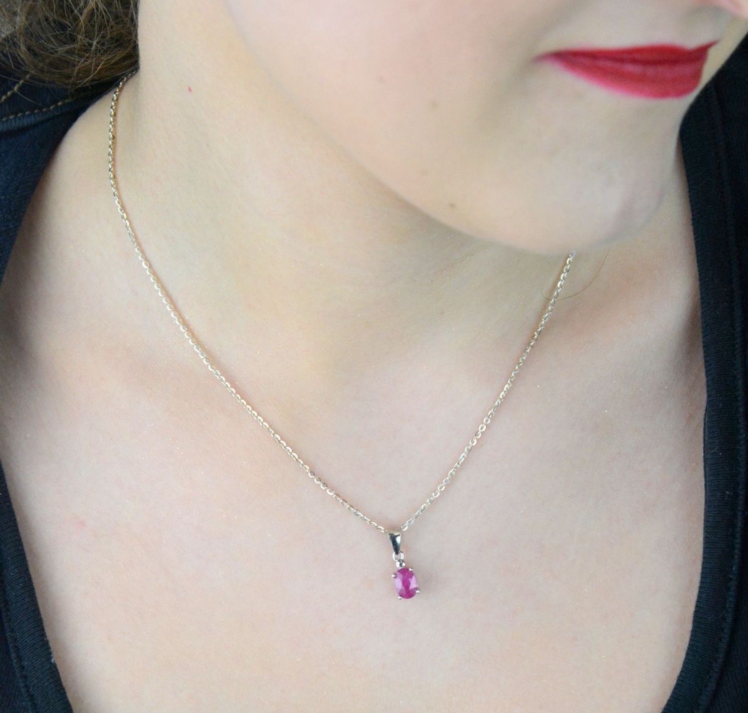 Zawieszka srebrna próby 925 z owalnym rubinem – model DIA-ZAW-13076-925. Subtelna i elegancka, idealna na co dzień lub jako prezent dla wyjątkowej kobiety.1.jpg