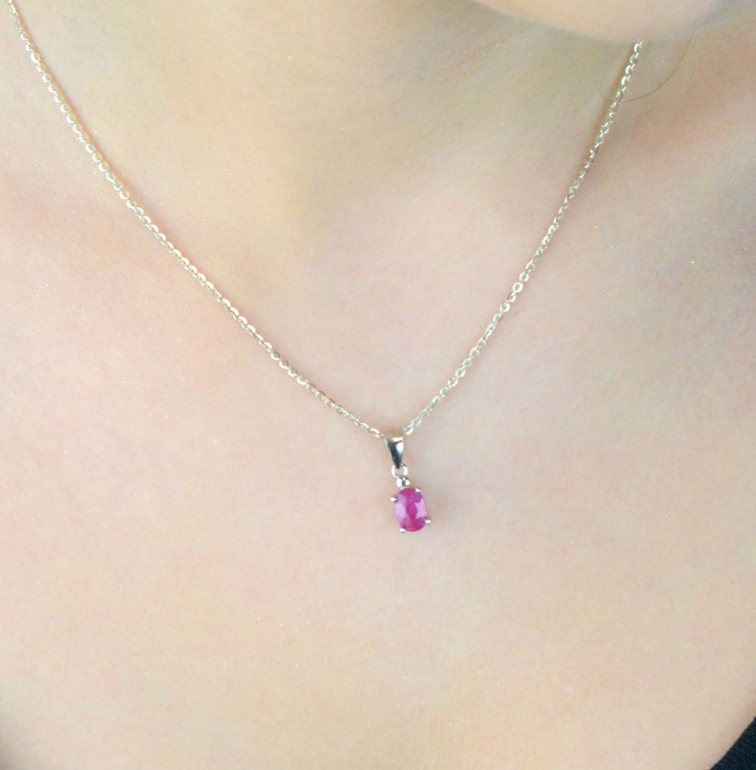 Zawieszka srebrna próby 925 z owalnym rubinem – model DIA-ZAW-13076-925. Subtelna i elegancka, idealna na co dzień lub jako prezent dla wyjątkowej kobiety.1.jpg