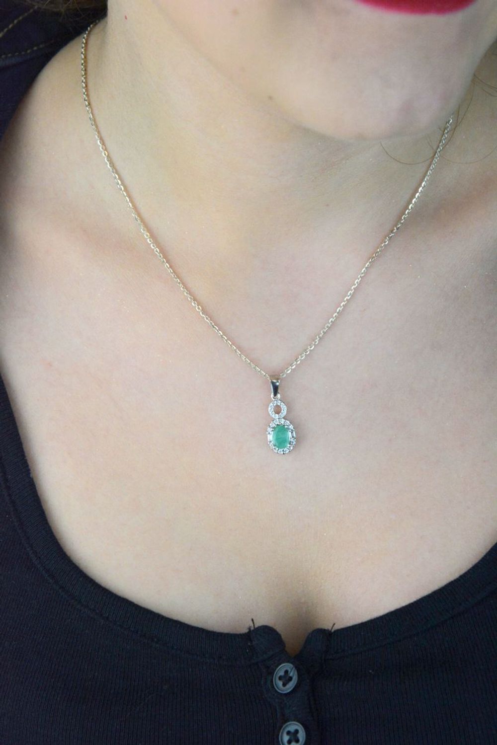 Zawieszka srebrna damska z owalnym szmaragdem i cyrkoniami. Model DIA-ZAW-13077-925, srebro 925, długość 2,3 cm, szerokość 9 mm, waga 1,60 g. Elegancka biżuteria z klasą.1.jpg