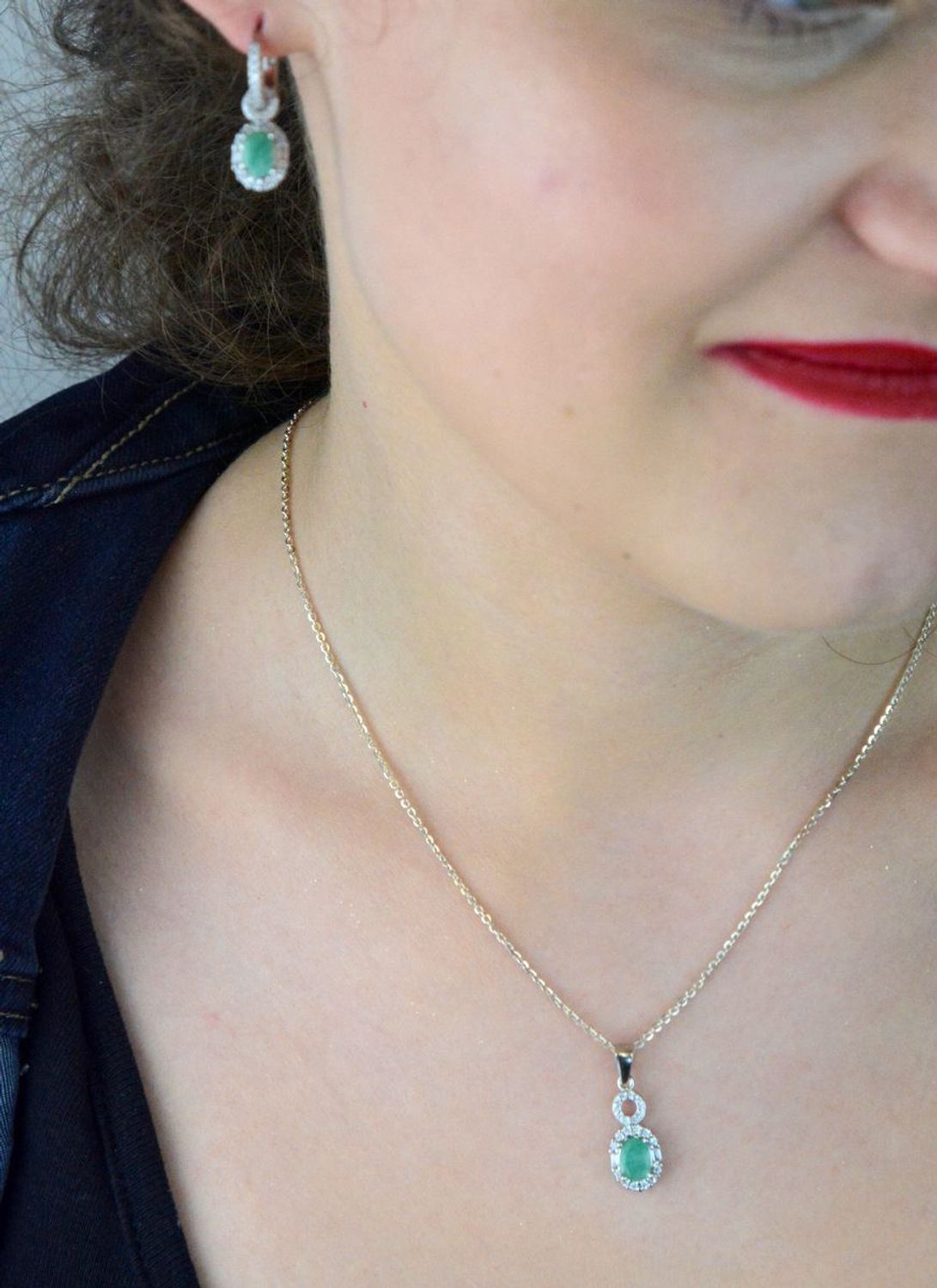 Zawieszka srebrna damska z owalnym szmaragdem i cyrkoniami. Model DIA-ZAW-13077-925, srebro 925, długość 2,3 cm, szerokość 9 mm, waga 1,60 g. Elegancka biżuteria z klasą.1.jpg