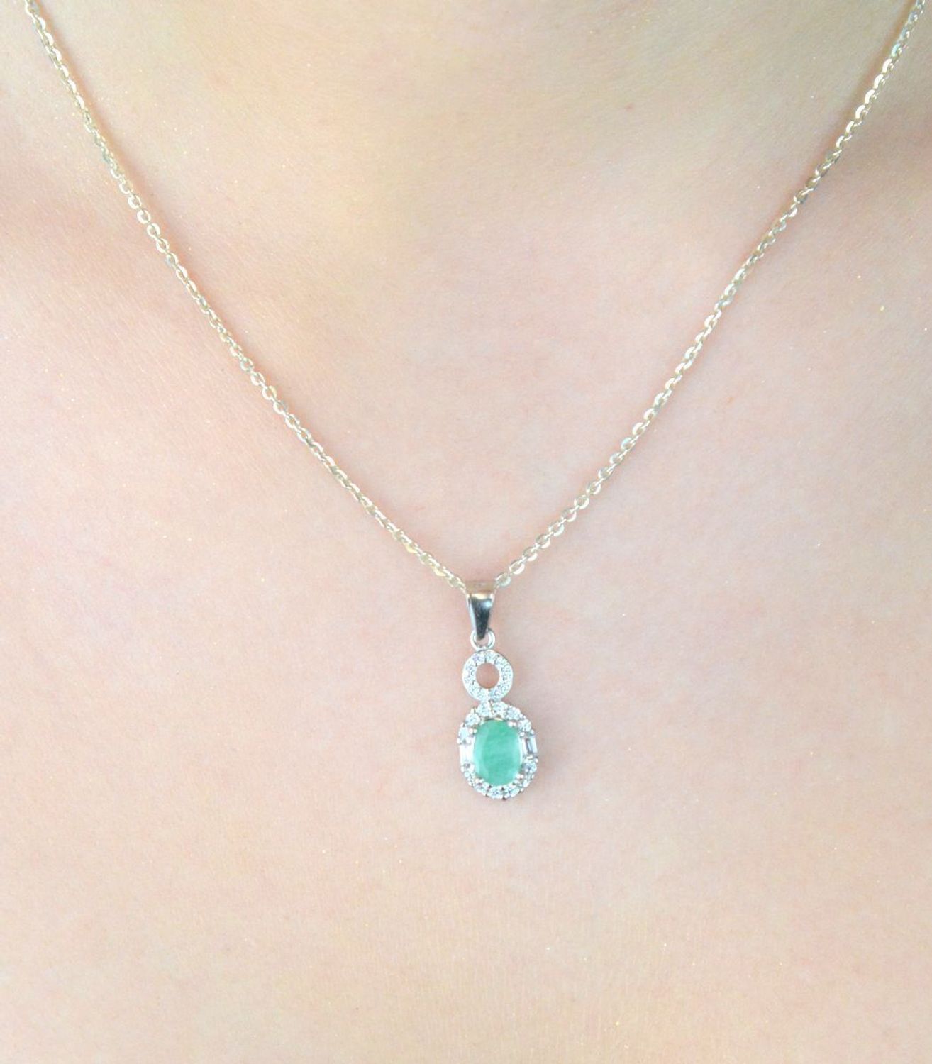 Zawieszka srebrna damska z owalnym szmaragdem i cyrkoniami. Model DIA-ZAW-13077-925, srebro 925, długość 2,3 cm, szerokość 9 mm, waga 1,60 g. Elegancka biżuteria z klasą.1.jpg