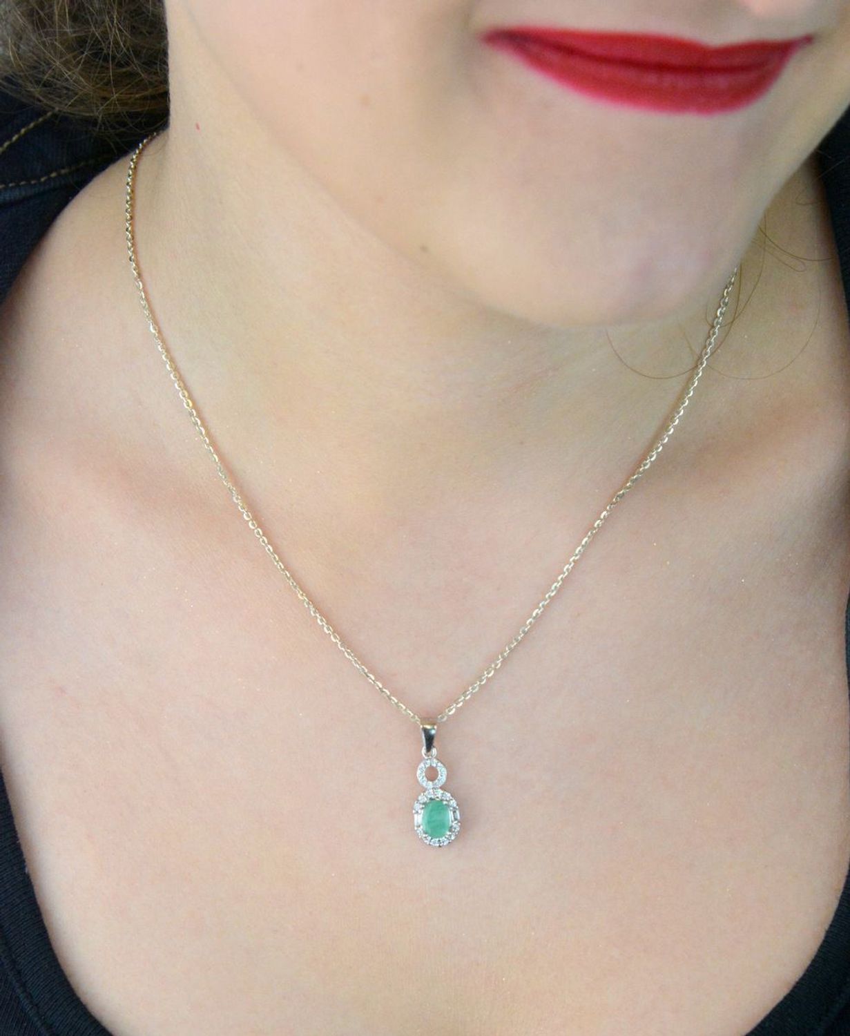 Zawieszka srebrna damska z owalnym szmaragdem i cyrkoniami. Model DIA-ZAW-13077-925, srebro 925, długość 2,3 cm, szerokość 9 mm, waga 1,60 g. Elegancka biżuteria z klasą.1.jpg